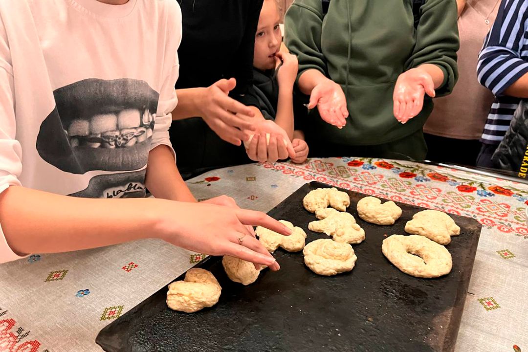 Выкладка булочек участников на противень