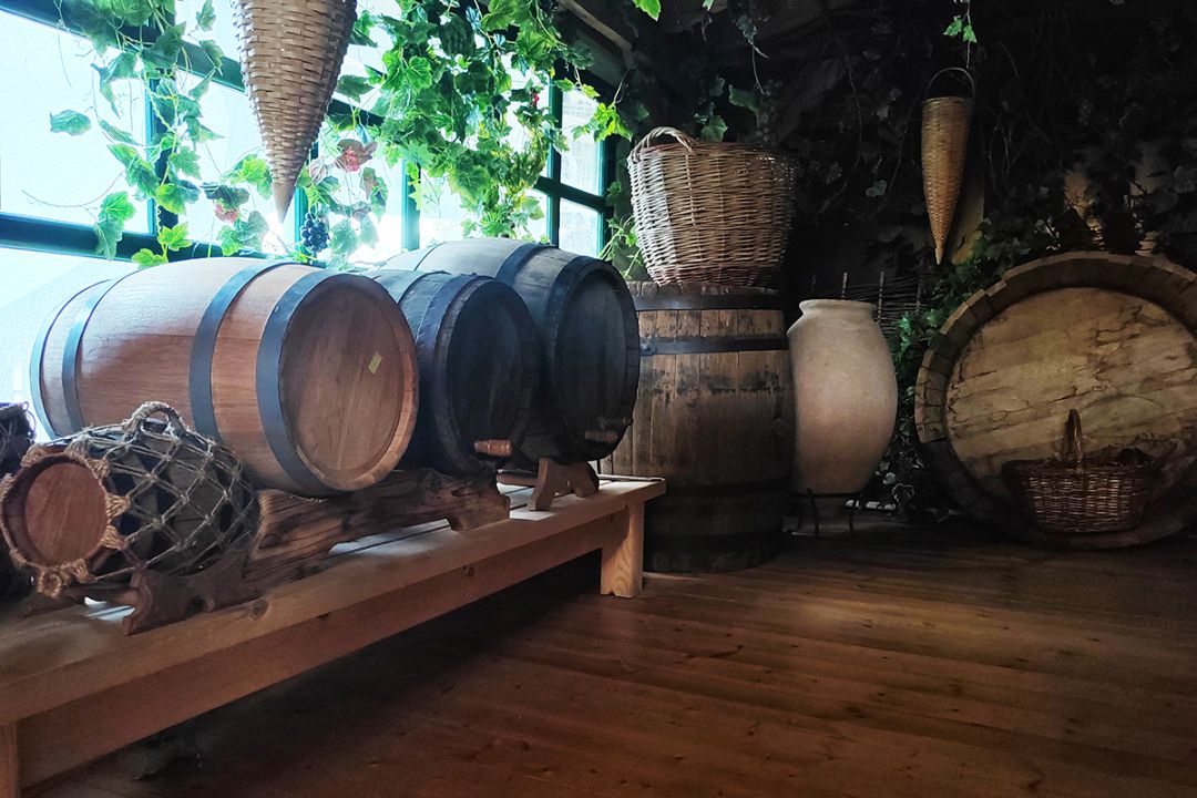 Винные бочки и корзины для сбора винограда